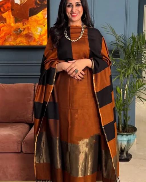 *🦋Exclusive Banarasi Unstitched Salwar kameez with Dupatta🦋*   *BANARASI SUIT*cotton suit  *TOP- cotton with zari stripe   *DUPATTA- cotton with zari patta cotton  *BOTTOM-* cotton plain  *2.50 meter each*