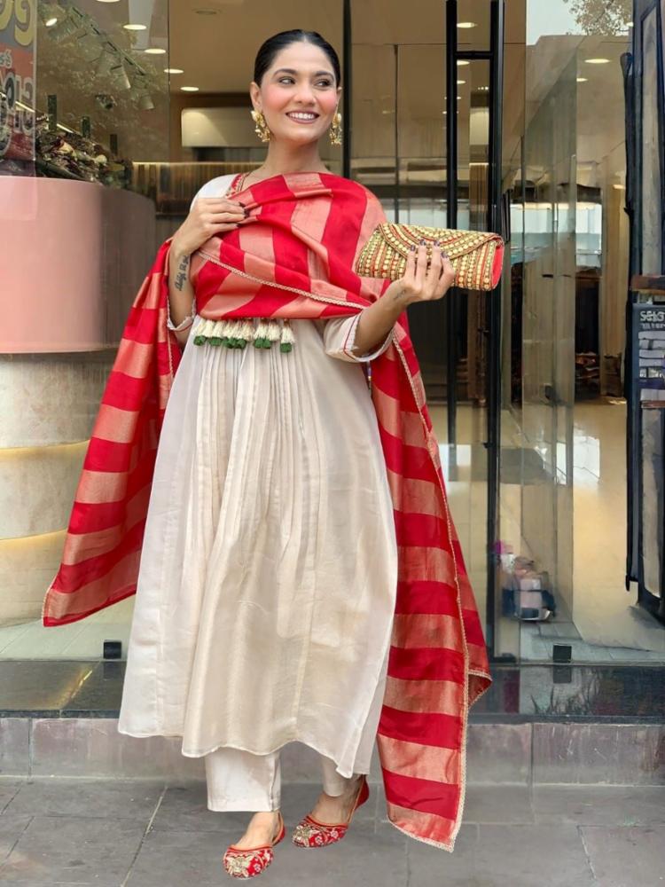 Womenâs Heavy Viscose Silk Embroidered Kurta Set