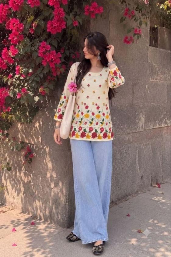 Womenâs Rayon Short Kurti with Border Print