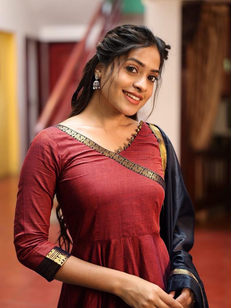 Vichitra Silk Gown with Dupatta, Jacquard Zari Weaving