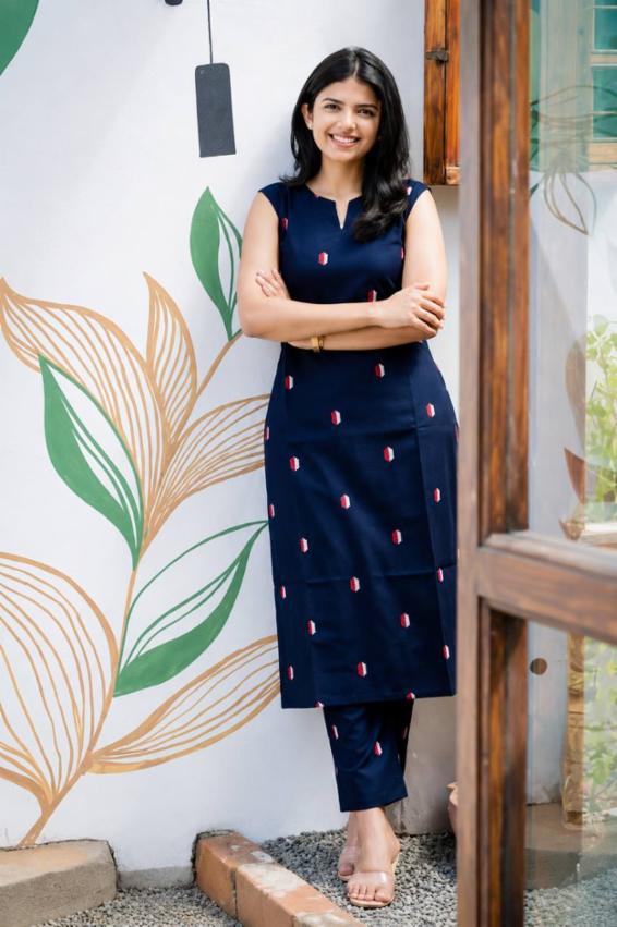 Women Navy Blue Cotton Sleeveless Straight Kurta Set with Embroidered Motifs & Pants