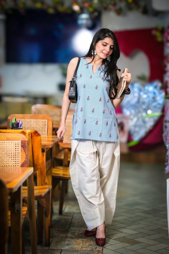 Women Light Blue Striped Sleeveless Kurti Top with Embroidered Motifs & Off-White Tulip Salwar Pants