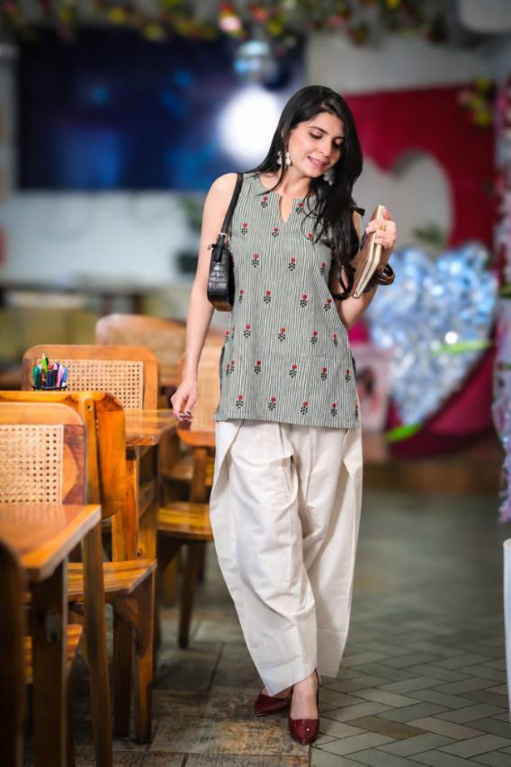 Women Grey Striped Sleeveless Kurti Top with Embroidered Motifs & Off-White Tulip Salwar Pants