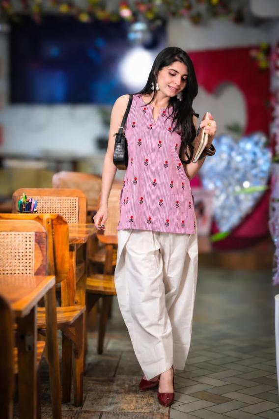 Women pink Striped Sleeveless Kurti Top with Embroidered Motifs & Off-White Tulip Salwar Pants